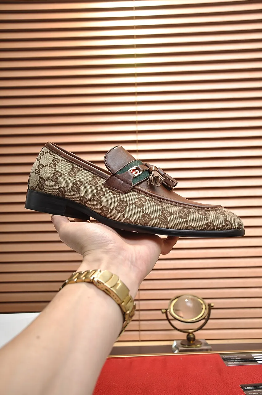 Men's shoes💰500💶Italy's top luxury men's shoe giant (GUCCI) (Gucci) (full cowhide lining) new arrival🍃Original European style🔰 Pleasant to the eye😍In order to make the shoes more durable and non-deformable🌀The production continues to follow traditional methods but there is still no lack of innovation💪Choose original sheepskin for the leather♻️ Smooth and natural And extra bright ⭐Made of imported cowhide, the first choice of rich people 38-45 (45 customized)